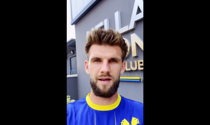 Tak PO ANGIELSKU przywitał się Kacper Sezonienko z kibicami Hellasu Werona xD [VIDEO]